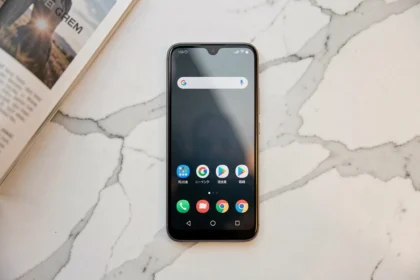 Xiaomi 14T posé sur une surface en marbre blanc avec un magazine technologique ouvert, vue de dessus